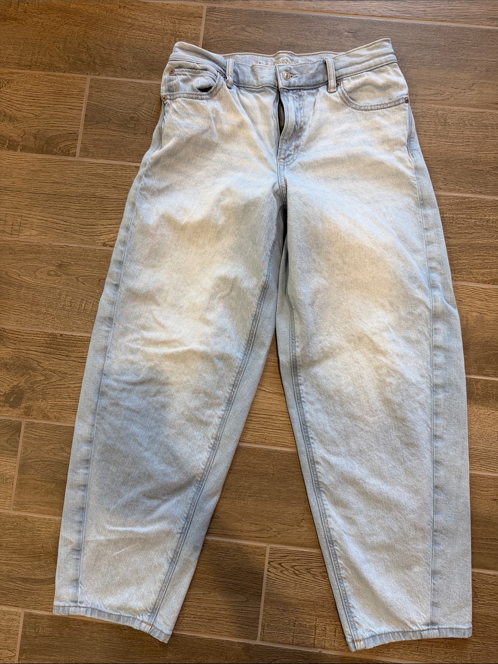American Eagle Outfitters Light Wash Barrel Jeans